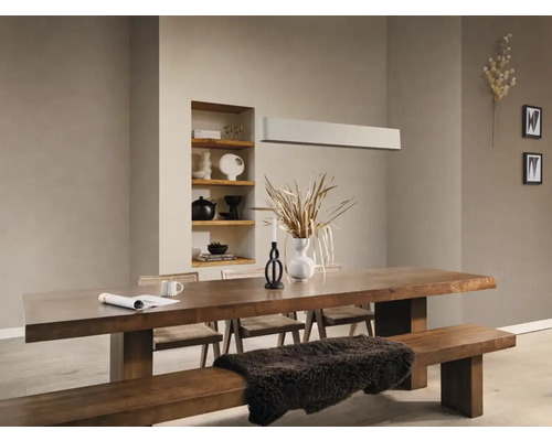 Salle à manger avec table, banc, chaises, lampe et décorations