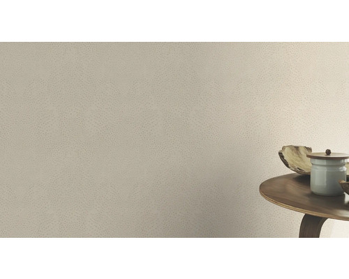 Mur avec papier peint en relief et table avec décoration