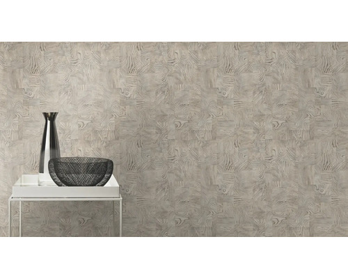 Muster einer gemusterten Wandgestaltung mit Tisch und Dekoration