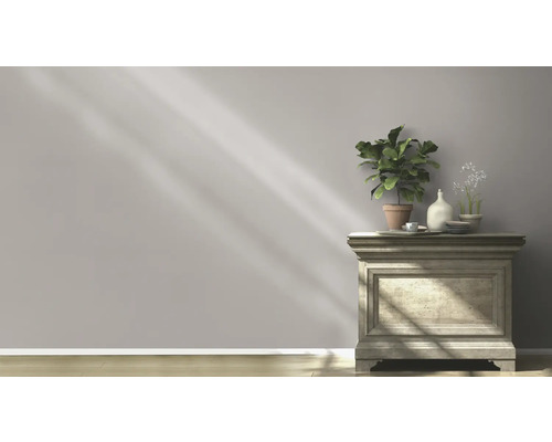 Buffet décoratif avec des plantes et des éléments décoratifs devant un mur simple