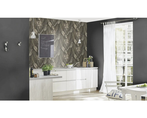 Helle Küche mit weißen Schränken, Esstisch und floraler Tapete