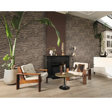 Wohnzimmer mit Tapete im Zebra-Look, Sesseln, Couchtisch und Zimmerpflanze