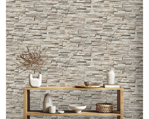 Wohnraum mit Wand in Steinoptik und Dekoration auf einem Holzregal