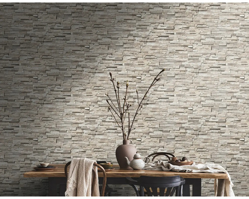 Raumansicht mit Steintapete und Esstisch mit Dekoration