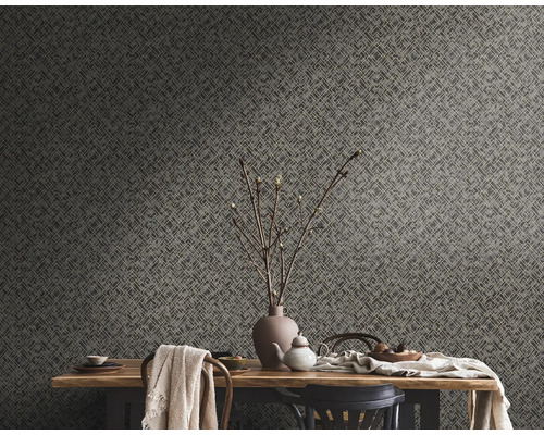 Salle à manger décorative avec papier peint à motifs et table en bois