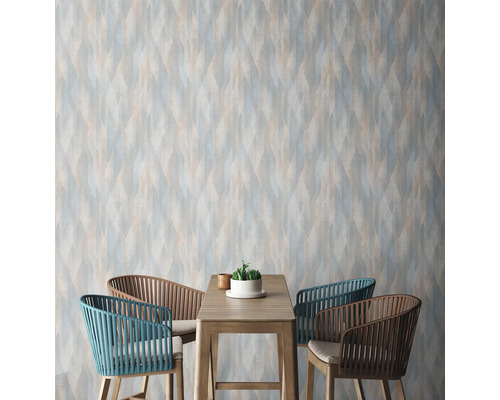 Vue d''une pièce avec papier peint à motifs, table et chaises.