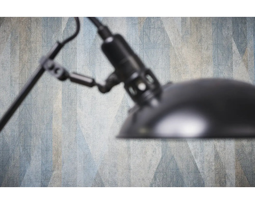 Gros plan d''une lampe devant un mur à motifs