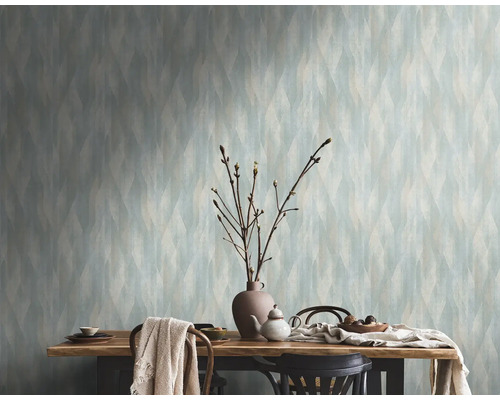 Esszimmer mit Esstisch und gemusterter Tapete