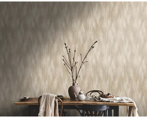 Une salle à manger avec une table en bois, une table dressée et un papier peint à motifs