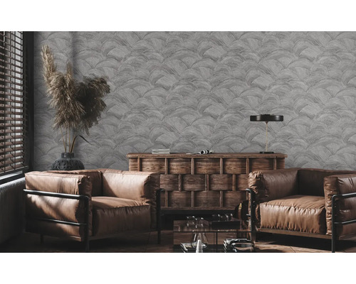 Wohnzimmer mit braunen Ledersesseln und gemusterter Tapete