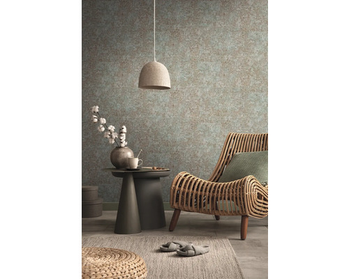 Intérieur confortable avec fauteuil en rotin, table d''appoint, lampe et papier peint à motifs