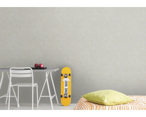 Pièce lumineuse avec table, chaise, skateboard et lit