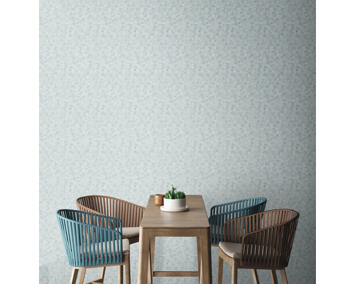 Scène avec papier peint à motifs, table et chaises