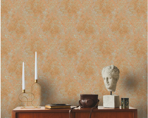 Salon avec papier peint à motifs de style classique, décoré de bougies et décorations sur une commode