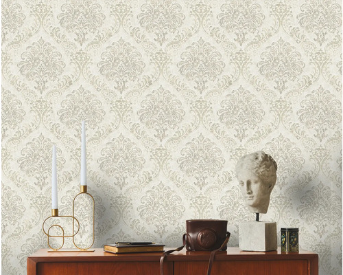 Vue d''une pièce avec du papier peint à motifs et un motif baroque