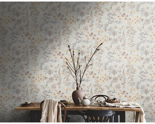 Salon décoratif avec papier peint à fleurs et table en bois