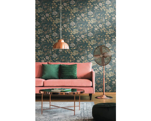 Wohnzimmer mit Blumentapete, Sofa, Tisch, Stehlampe und Dekoration
