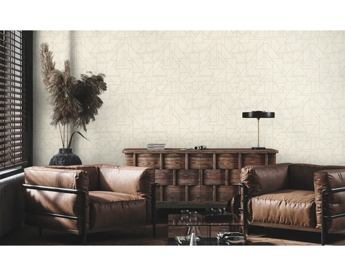 Salon avec papier peint géométrique, fauteuils en cuir et meubles en bois.