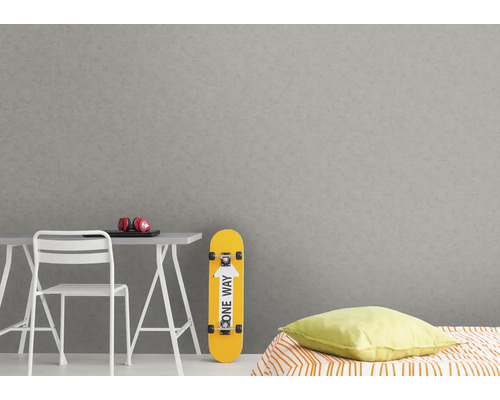 Pièce lumineuse avec bureau, chaise, skateboard et papier peint à motifs
