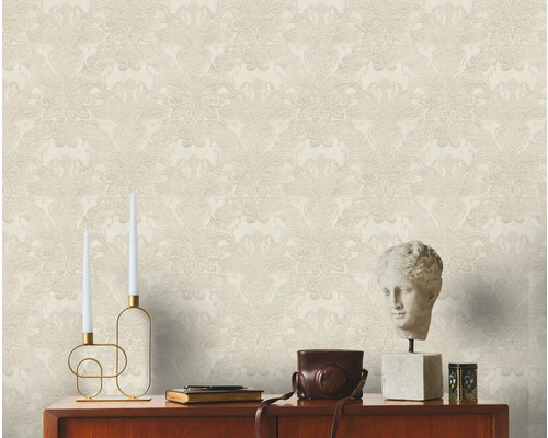 Papier peint beige à motifs et meubles dans une pièce