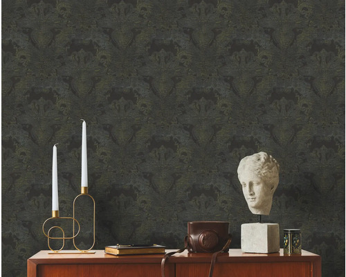 Pièce décorative avec papier peint à motifs, commode et décorations.