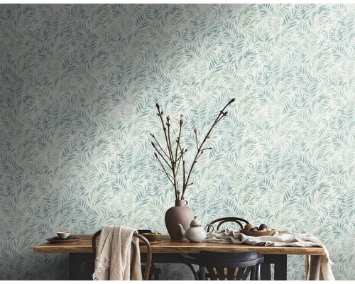 Vue d''une pièce avec papier peint à motifs de feuilles, table à manger et décoration