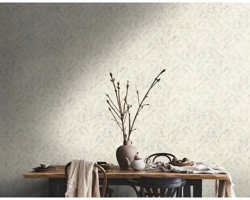 Pièce décorative avec papier peint à motifs et table à manger