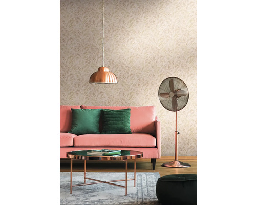 Salon avec canapé, coussins, table, lampadaire, suspension et papier peint à motifs