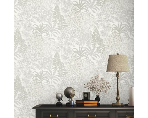 Scène d''intérieur avec papier peint à motifs floraux et éléments décoratifs sur une commode.