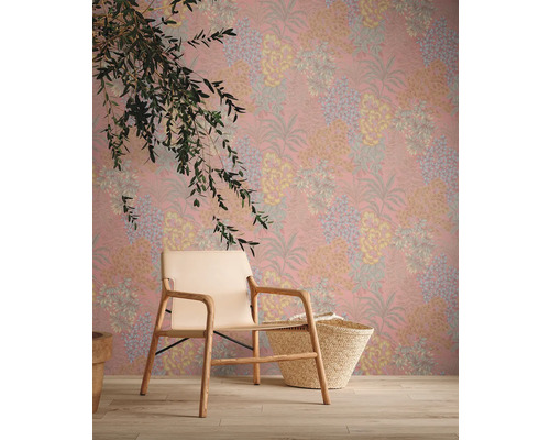 Scène avec papier peint à motifs floraux, chaise en bois et panier