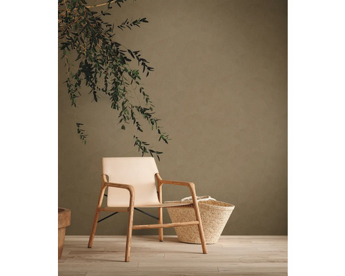 Scène avec chaise en bois, panier et décoration