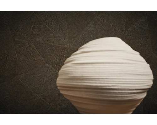 Nahaufnahme einer gemusterten Tapete mit einer dekorativen Keramikvase