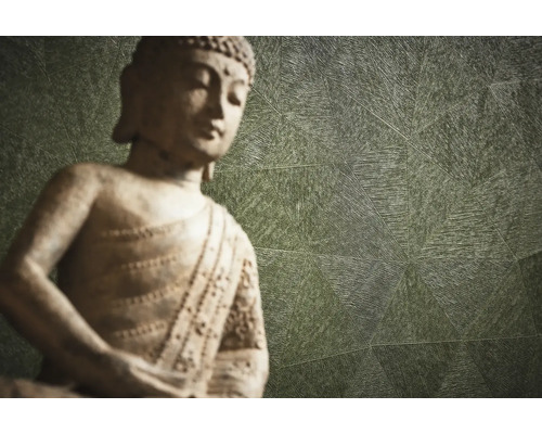 Statue décorative de Bouddha devant un mur à motifs