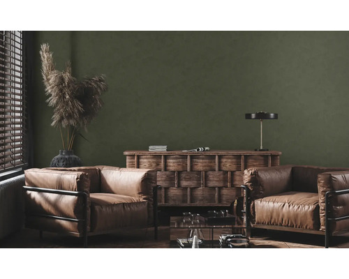 Salon avec deux fauteuils en cuir et un buffet en bois