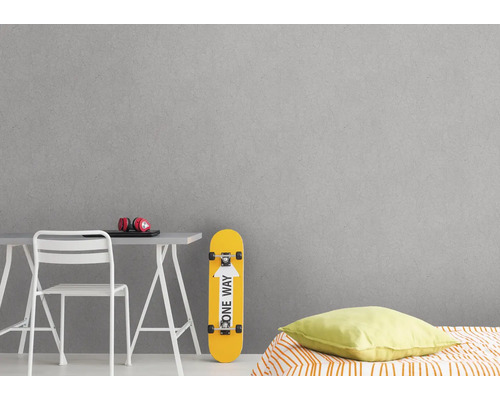 Décoration murale grise dans une chambre de jeune avec bureau, chaise et skateboard