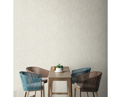 Mur avec papier peint intissé abstrait, table à manger et chaises