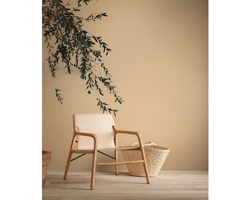 Espace de vie avec fauteuil, panier et décoration végétale