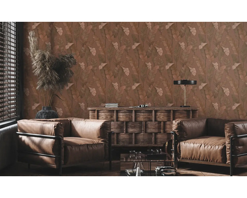 Salon avec papier peint à motifs de feuilles, fauteuils en cuir et meubles en bois