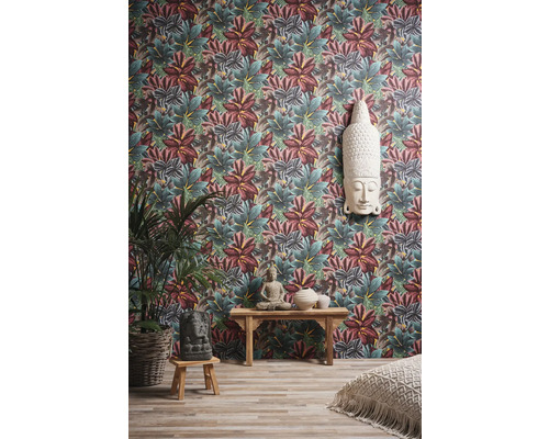Wohnraum mit bedruckter Tapete, Buddha-Dekoration und Zimmerpflanzen