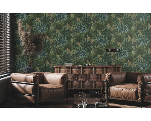 Salon avec fauteuils en cuir, table en bois et papier peint jungle
