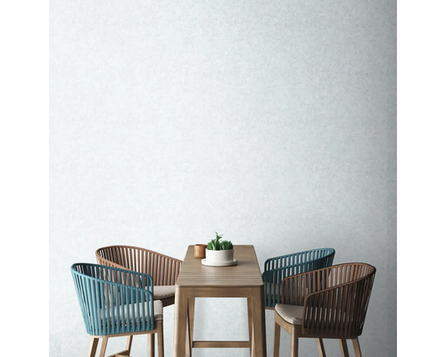 Esstischgruppe mit Holztisch, Topfpflanze und vier Stühlen mit Armlehne