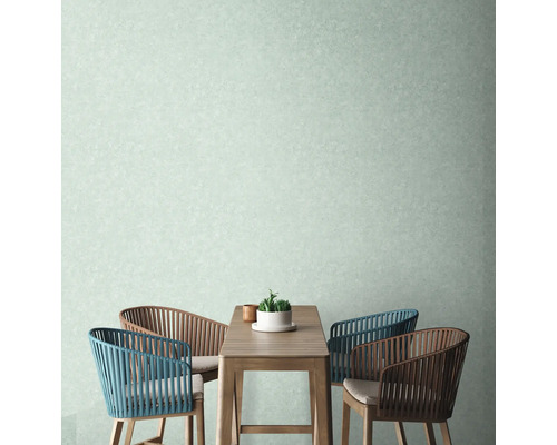 Scène avec table en bois et chaises devant un mur texturé