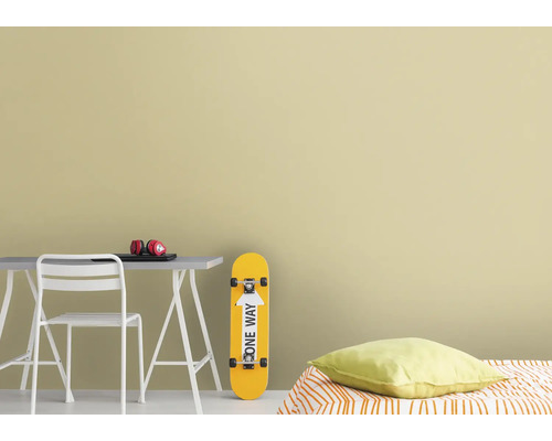 Chambre de jeune avec bureau, chaise, casque, ordinateur portable, skateboard et lit