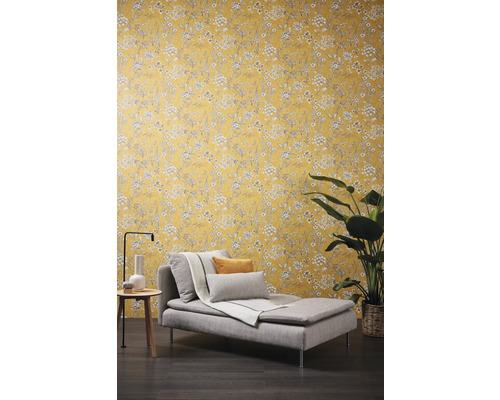 Scène avec une méridienne, une table d''appoint et un papier peint à motifs floraux