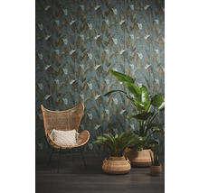 Intérieur avec fauteuil en rotin, plantes et papier peint à motif de feuilles