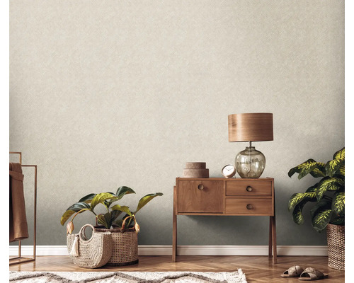 Salon décoratif avec commode, lampe, plantes et papier peint à motifs