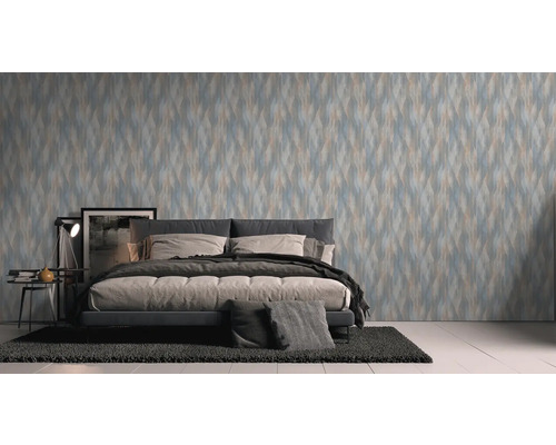 Chambre à coucher avec papier peint à motifs et lit