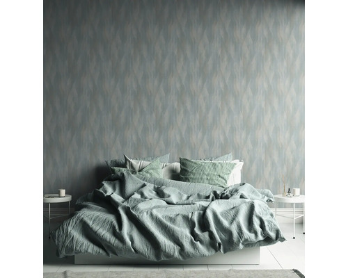 Schlafzimmer mit strukturierten Tapeten, Bett und Nachttischen.