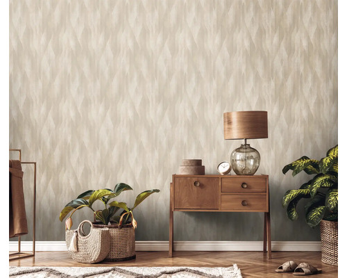 Ambiance intérieure avec papier peint à motifs, commode et plantes d''intérieur.