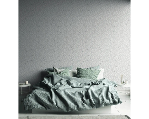 Chambre avec lit, tables de chevet et papier peint à motifs
